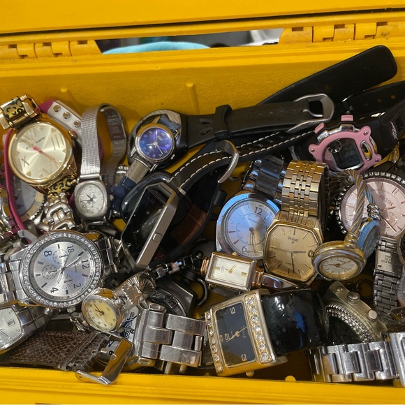 20+ watches, needs batteries, clasps, bracelets citizen, fossil& more - Picture 1 of 4